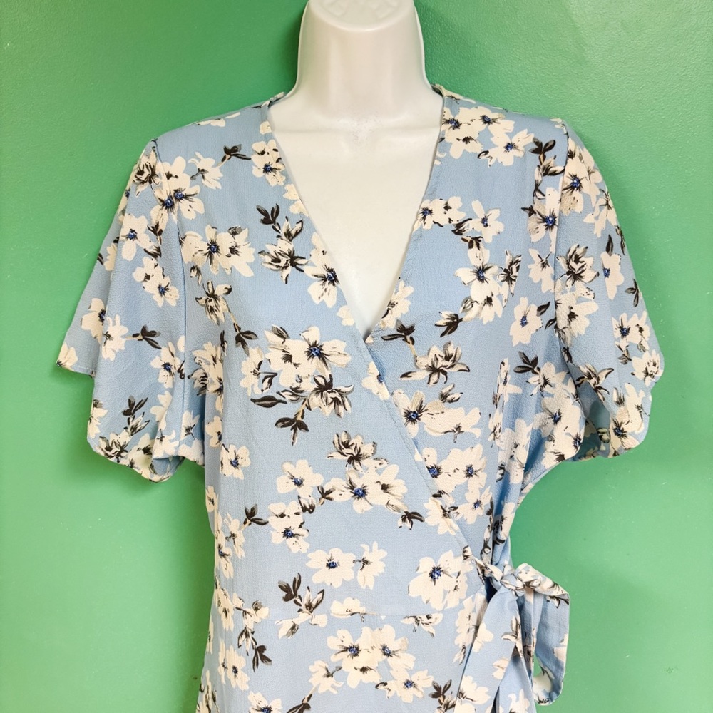 Fashion To Figure Blue White Floral Short Ruffle Sleeve Wrap Dress Size 1 14/16 - Picture 3 of 10